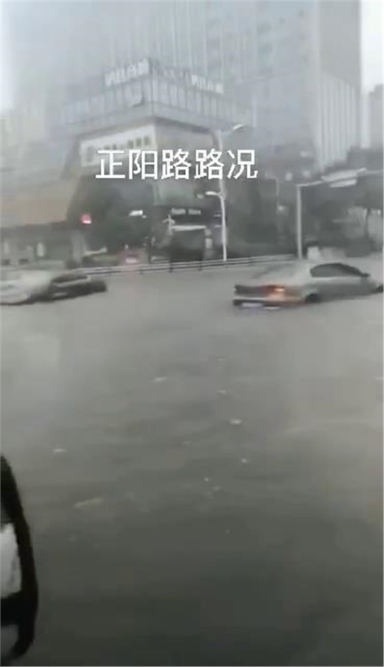 臺風巴威造成青島城市內澇，機動車熄火