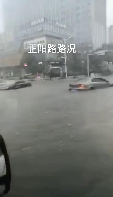 臺風(fēng)巴威造成青島城市內(nèi)澇，機(jī)動車熄火